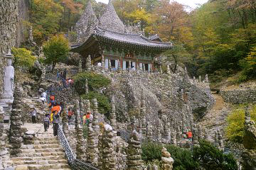 마이산 안에는 80여 개의 석탑 군락이 자리 잡고 있다.
