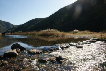 금강과 지장산이 감싸는 감동마을은 수려한 경관을 간직하고 있다.