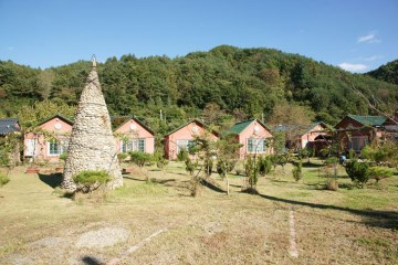 소박하면서도 평화로운 감동마을 전경.