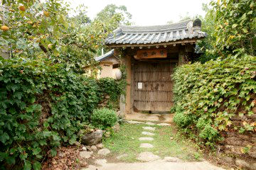 전국 최장수 마을로 손꼽히는 상사마을에서는 오래된 한옥에서 숙박 체험을 할 수 있다.
