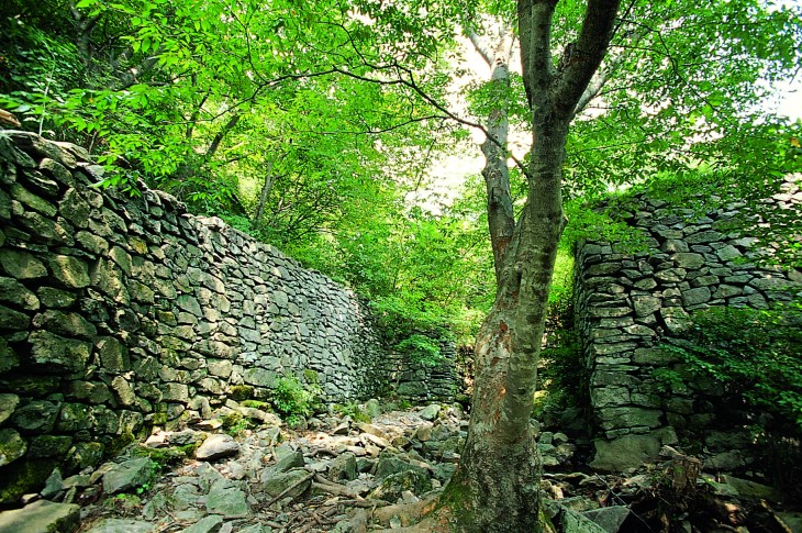 입암산성은 삼한시대에 축조된 것으로 추정되는 석축산성으로, 과거 호남 지방의 요새 역할을 했던 것으로 알려져 있다.
