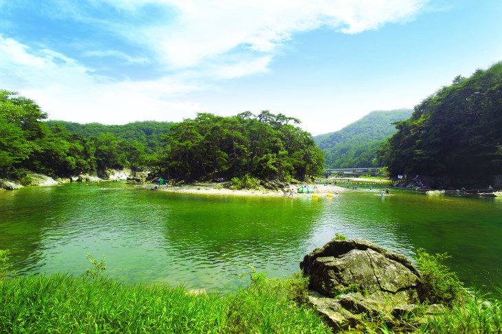 탁사정 전경. 깨끗한 물과 푸른 산록에 마음까지 정화되는 기분이다.