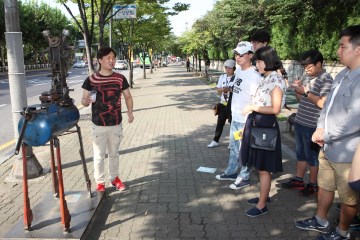 문래동 곳곳을 살펴보는 '문래문화투어'에 참여한 사람들(좌)과 문래예술촌의 랜드마크 문래예술공장의 풍경(우).