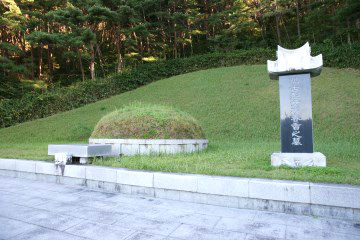 구룡계곡 초입에 위치한 춘향의 묘(좌)와 육모정(우). 계곡에 본격적으로 오르기 전 볼거리를 제공해 준다.