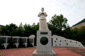 '정읍사'의 노랫말이 적힌 노래비(좌)와 '정읍사'를 노래한 여인의 망부상(우).