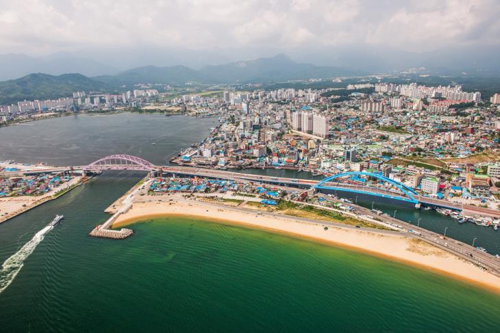 아바이마을과 속초 조양동 일대를 이어주는 설악대교를 중심으로 청초호와 동해가 맞닿아 있다.