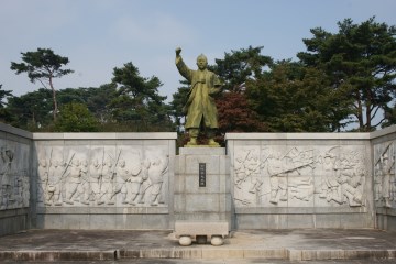 황토현전적지에 세워져 있는 기념관(좌)과 전봉준 장군의 동상(우).