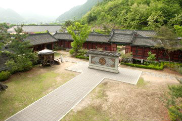 온달이 쌓았다 전해지는 온달산성의 성곽(좌)과 온달관광지 전경(우).