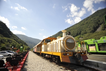 돌아가는 길은 이 노란 열차, 풍경열차 아리아리호를 이용하면 된다.