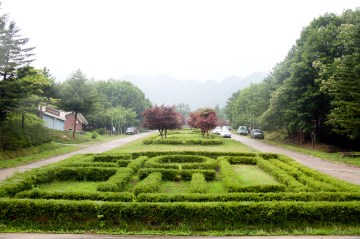 덕유대야영장 전경. 덕유산의 풍광을 누리며 하룻밤 머물다 갈 수 있다.