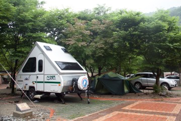 덕유대야영장 전경. 덕유산의 풍광을 누리며 하룻밤 머물다 갈 수 있다.