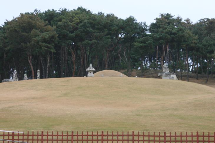 건릉은 죄인의 아들에서 개혁의 왕으로 살다간 '이산' 정조의 능이다