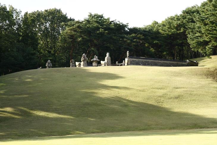 고양시 서오릉 중 하나인 경릉, 잘 다듬어진 언덕 위에 자리잡고 있다