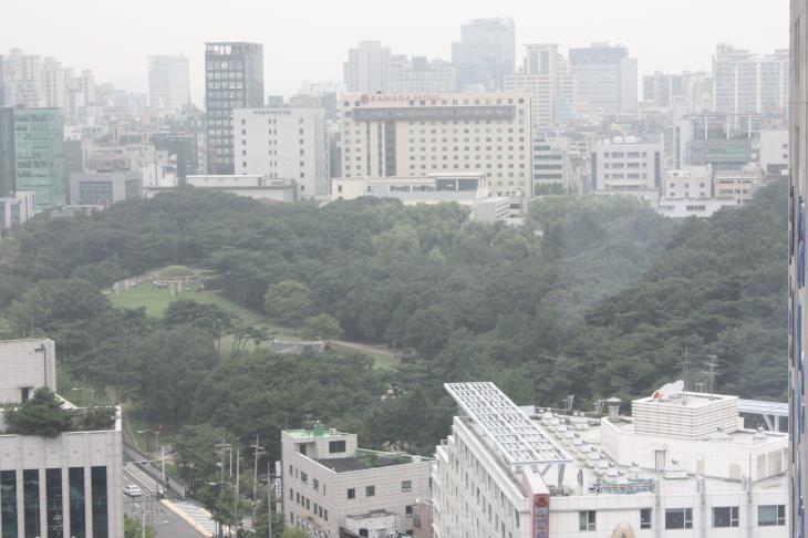 선릉은 서울시의 번화가인 강남구 빌딩숲 안에자리잡고 있다.