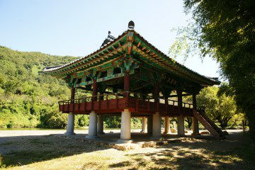 영벽정 전경(좌)과 영벽정에서 바라본 영벽강 풍경(우).