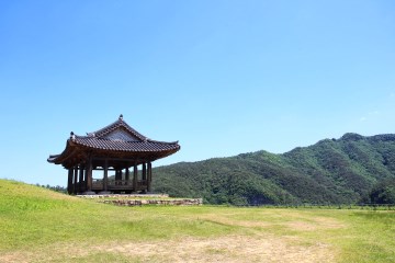 망향정은 동복댐 건설로 마을을 잃은 수몰민들이 세운 정자다. 망향정에서 쉬고 있는 관광객들의 모습.