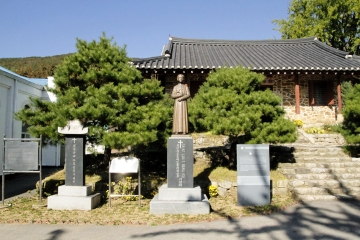 사제관 앞에서 만나볼 수 있는 볼리외 신부와 김영근 베드로 신부의 동상과 기념비.