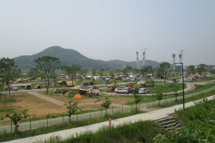 금강과 미호천이 만나는 강변에 자리한 합강공원 오토캠핑장 전경.