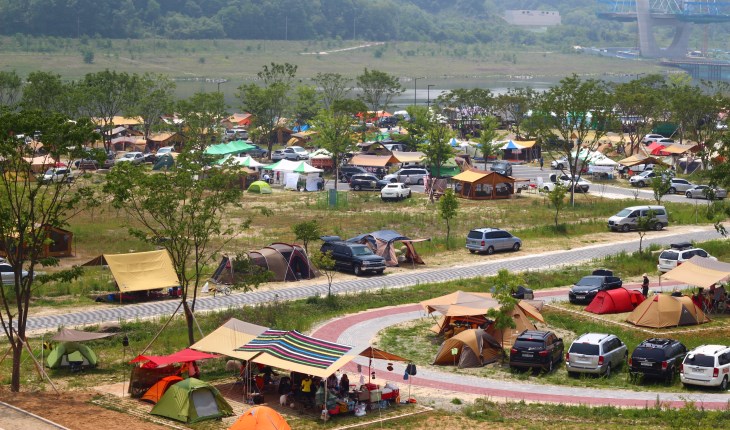 합강공원 오토캠핑장을 가득 메운 캠핑 텐트.