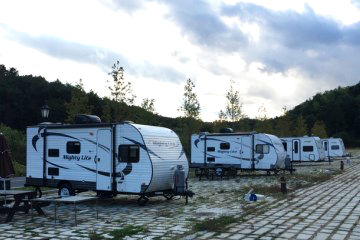 금성산성 오토캠핑장에는 일반 캠핑면과 카라반, 글램핑 시설 등이 마련돼 있다.