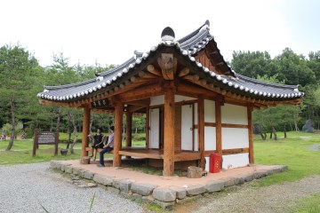 실제 식영정을 재현한 정자(좌)와 식영정에서 바라본 죽향문화체험마을 전경(우).