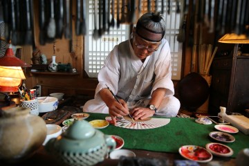 송강정 전경(좌)과 부채를 그리고 있는 초암 박인수 훈장의 모습(우).