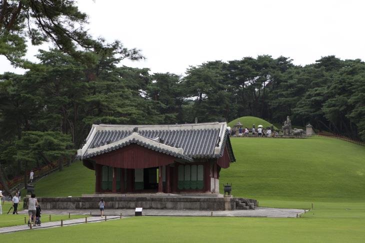 많은 사람들이 세종대왕의 능을 보기 위해 여주를 찾아온다.