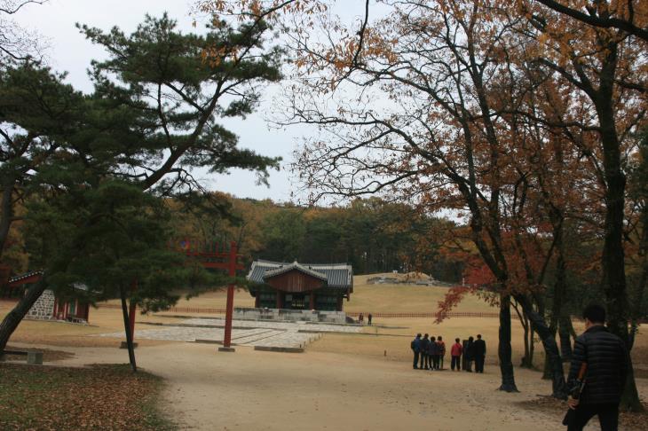 고즈넉한 풍경으로도 유명한 융릉은 많은 사람들이 찾는 명소이다.