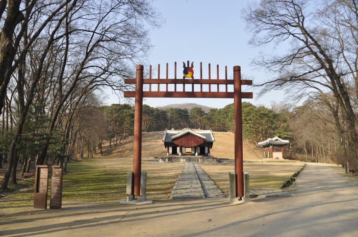 인릉에는 재위기간 내내 안동김씨 세도정치에 눌려있던 순조가 잠들어있다.