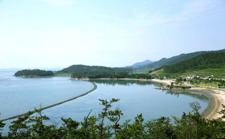 오시아노 관광단지 내 자리한 오시아노 해수욕장 전경. 하트 모양의 해변이 인상적이다.