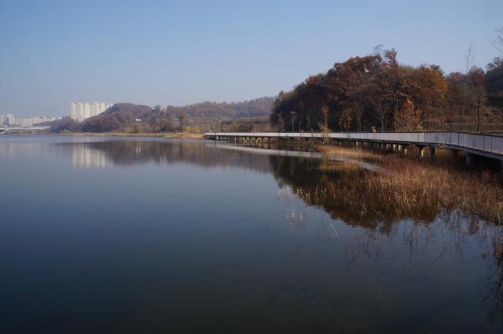 어반레비의 수변데크를 걷다보면 마음이 절로 차분해진다.