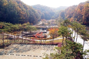 가을철 특히 아름다운 식장산 풍경(좌)과 이른 아침 일출 풍경(우).