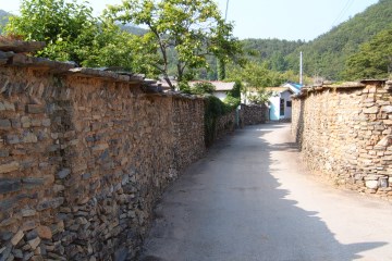 고성 학동마을은 오랜 세월 견고하게 버텨온 옛 담장길로 유명하다