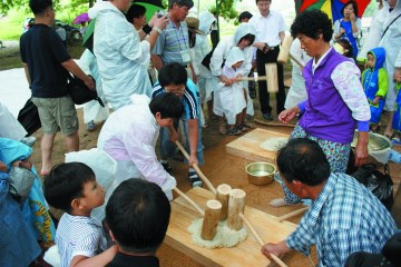 학동마을에서 전통 방식의 떡메치기 체험이 한창이다.