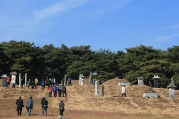 모원재 뒤에는 광산 김씨의 묘 6기가 조성되어 있다.