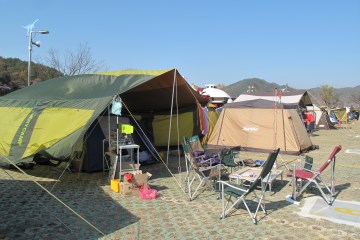 당항포 관광지 내에는 300면 이상의 캠핑장이 조성돼 있다.