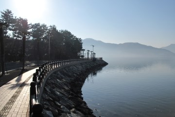 당항포 관광지는 당항만을 접하고 있기 때문에, 바다를 보며 산책을 즐기기에도 좋다.