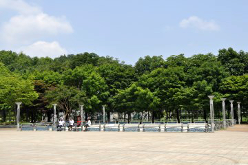 서울월드컵경기장에 조성된 광장은 시민들을 위한 좋은 쉼터가 되고 있다.