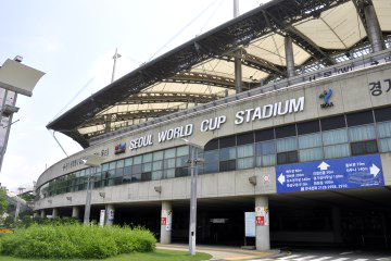 축구전용경기장의 역할 뿐만 아니라 복합문화공간으로서의 역할을 다 하고 있는 서울월드컵경기장 전경.