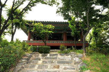 망원한강공원 주변에는 조선시대 왕과 선비들이 즐겨 찾았다고 전해지는 망원정이 자리 잡고 있다.