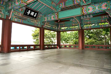 망원한강공원 주변에는 조선시대 왕과 선비들이 즐겨 찾았다고 전해지는 망원정이 자리 잡고 있다.