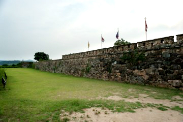 고려 후기 흙으로 쌓기 시작한 성벽은, 조선시대에 이르러 돌로 고쳐 쌓았다.