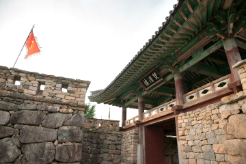 고려 후기 흙으로 쌓기 시작한 성벽은, 조선시대에 이르러 돌로 고쳐 쌓았다.