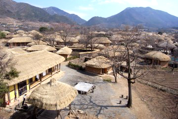 낙안읍성 내에는 중요민속문화재를 비롯한 200여 동의 초가가 보존돼 있다.