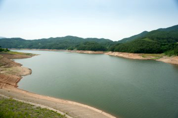 주암호는 주암댐의 축조로 생긴 호수로, 광주, 나주, 목포 등 전남 서부권에 용수를 공급하고 있다.