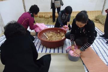 송산리의 콩을 이용하여 메주를 만드는 체험을 할 수 있다.