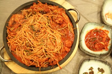 매콤하면서도 얼큰한 맛이 일품인 군산 아귀찜. 각종 야채와 곁들여 먹으면 좋다.