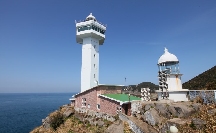 거문도에는 동양 최대 규모의 프리즘 렌즈를 갖춘 거문도 등대가 자리 잡고 있다.