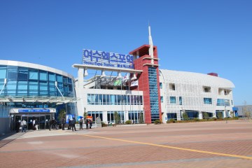 여수엑스포역은 여수세계박람회 개최로 새롭게 지어졌다.