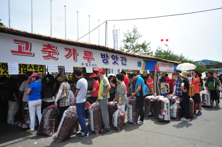 축제장에는 고추를 즉석에서 빻아주는 방앗간이 있다.